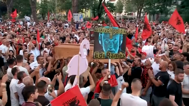 Протести у Тирани не јењавају – торта од бетона за Раму, за премијера демострације одраз демократије