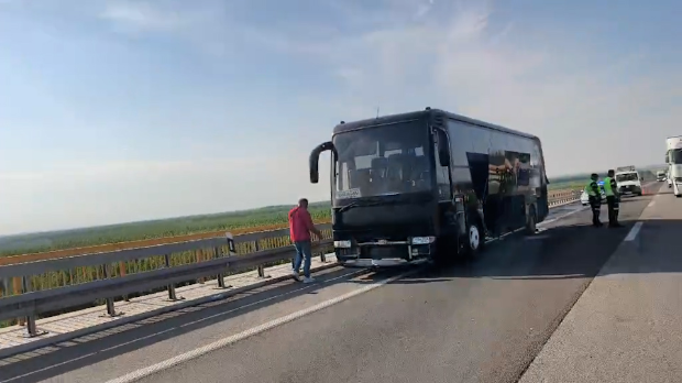 Запалио се аутобус на мосту код Бешке