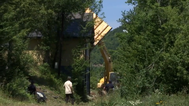 Почело рушење викендица на обали Газивода, присутне јаке полицијске снаге