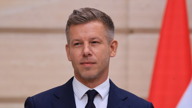 Мушкарац пљунуо мађарског премијера Петера Мађара на железничкој станици