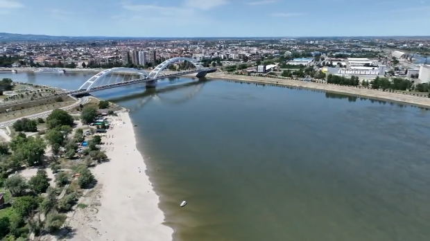 Низак водостај Дунава - проблем за лађаре, атракција за купаче