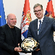Вучић дочекао Дејну Вајта уочи УФЦ спектакла и поклонио му гусле