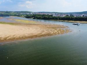 Крузер са 238 људи се насукао на Дунаву због ниског водостаја, путници евакуисани