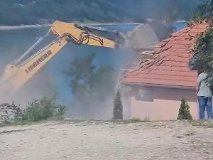 Почело рушење мотела "Језеро" на Газиводама упркос покренутом судском поступку