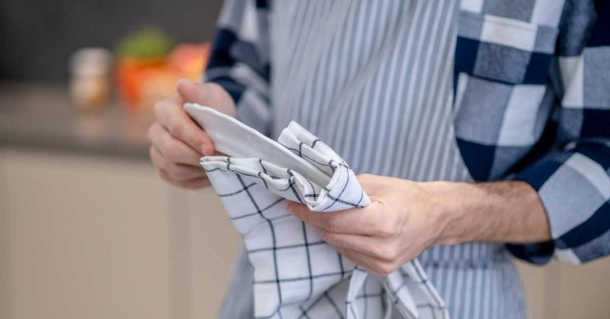 Зашто старе кухињске крпе боље упијају воду од нових