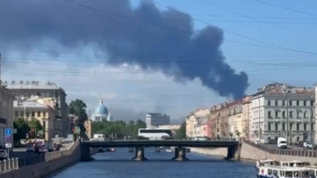 Масовни удар дронова на Санкт Петербург; погођена стамбена зграда у Запорожју