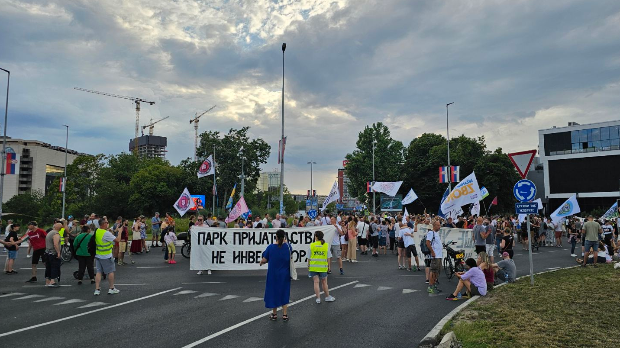 Протест против изградње на Ушћу – блокиран кружни ток, заустављен саобраћај преко Бранковох моста