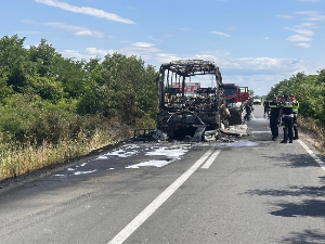 Три особе повређене у судару аутобуса, комбија и аутомобила код Платичева, сва возила изгорела