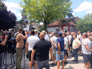 Протест малинара у Ариљу, траже вишу откупну цену