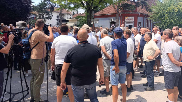 Протест малинара у Ариљу, траже вишу откупну цену