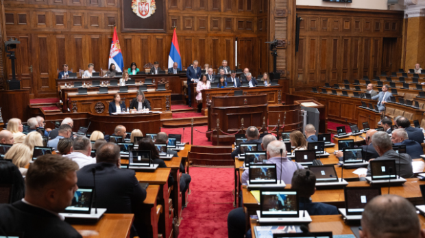 Посланици Скупштине Србије настављају расправу о 18 тачака дневног реда