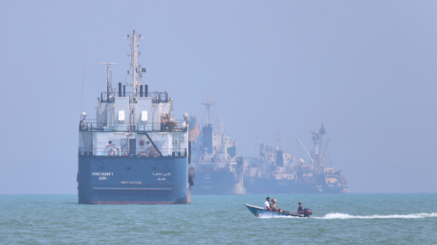 Ормуски мореуз поново жариште – после напада на танкере САД извеле ударе на Иран