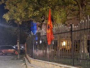 Липљан: Младићи поставили заставе Албаније и тзв. ОВК на ограду црквене порте