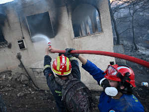 Двоје погинулих у пожарима на грчком острву Саламина, ватра се шири на Скиросу