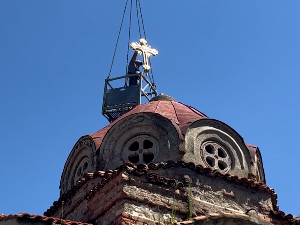 Постављен нови крст на цркви Светог Илије у Качанику