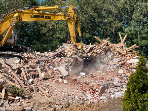Тешка механизација на Газиводама уклања шут порушеног мотела „Језеро“
