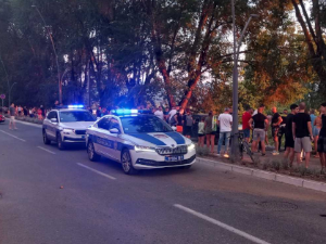 Аутомобил излетео са коловоза у центру Краљева, ударио у мајку са двоје деце