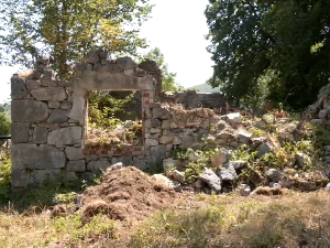 Комић – личко село без становника и без правде: три деценије после "Олује" за злочинe још нико није одговарао