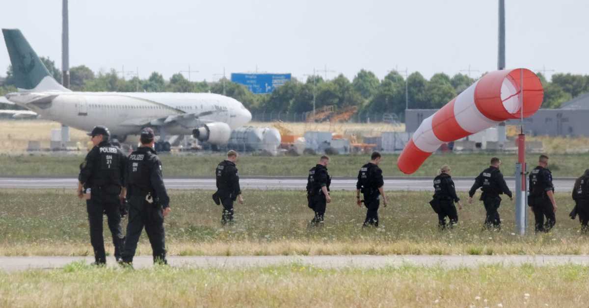Покушај терористичког напада у Лајпцигу, возач аеродромског аутобуса шутнуо дрон са експлозивом