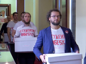 Студенти у блокади предали РИК-у листу 