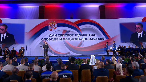Председник Вучић уручује одликовања