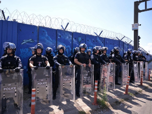 Пресуде вођама тзв ОВК, дан после – у српским срединама мирно, уз опрез, демонстранти поново напали седиште Еулекса у Приштини