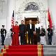 Меланија Трамп крши неписана модна правила – какву поруку носи божур на њеним панталонама