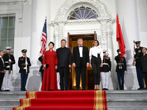 Меланија Трамп крши неписана модна правила – какву поруку носи божур на њеним панталонама