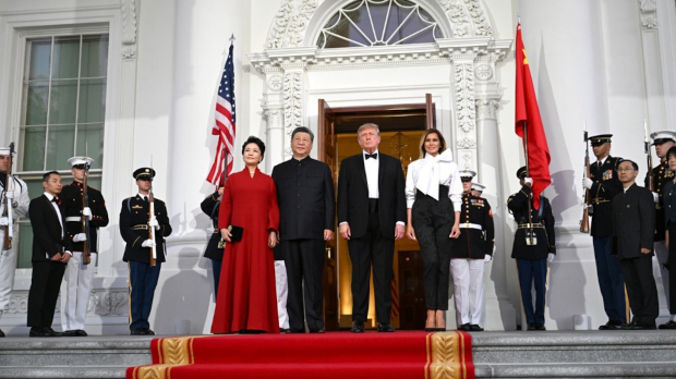 Меланија Трамп крши неписана модна правила – какву поруку носи божур на њеним панталонама