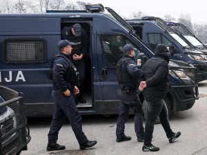 Велика полицијска акција у Скопљу - претресено 12 локација, заплењени оружје и застава ИСИС-а