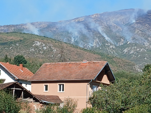 Борба са ватреном стихијом на Сувој планини – гори највиши врх, на терену више од 100 људи, пожар гаси и 
