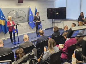 Урсула фон дер Лајен у Приштини, група Албанаца протестовала на аеродрому
