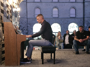 Млади музичар који руши границе