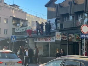 Девојка пала са другог спрата зграде у Новом Пазару