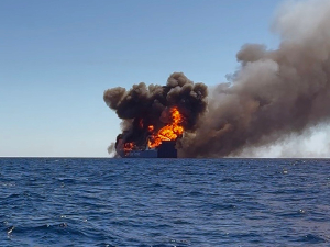 Експлозија у Ормуском мореузу – супертанкер са милионима барела нафте у пламену; Хути ракетирали аеродром у Адену