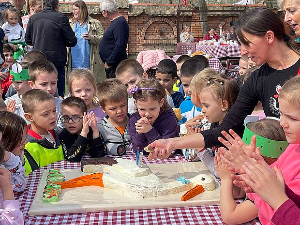 Паноникум: Роде као део локалне заједнице