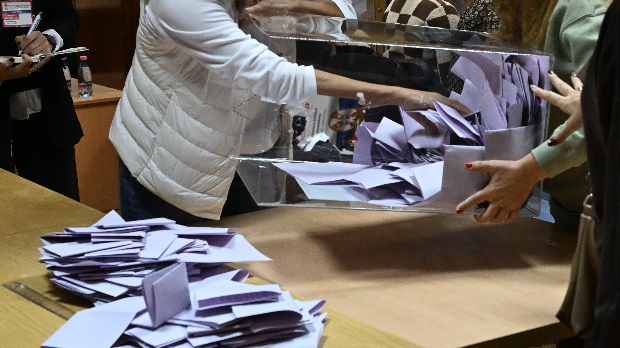 Затварају се биралишта у Србији – до 19 часова гласало 67,6 одсто бирача, броје се гласови