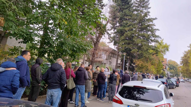 Грађани Србије гласају на ванредним парламентарним изборима – редови испред бирачких места