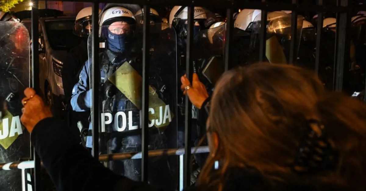 Политичка криза у Пољској достигла врхунац, полиција распоређена испред Уставног суда