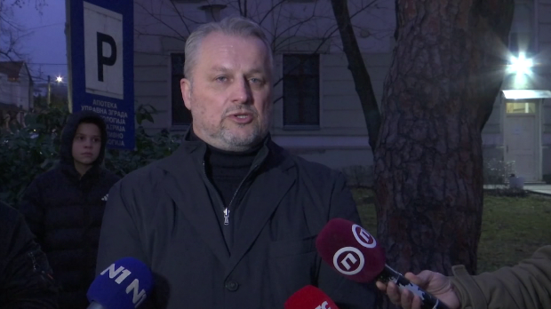 Novi protest ispred bolnice u Čačku zbog smrti devojčice, direktor ...