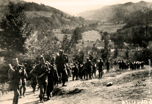 Србски војници на рукама износе артиљеријску муницију на положаје