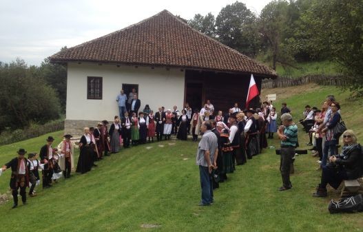 У Струганику, испред родне куће војводе Живојина Мишића