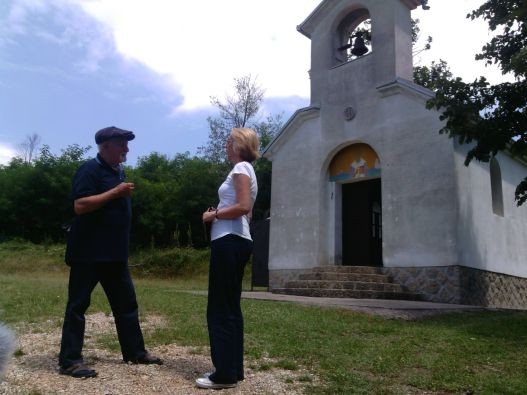 Милован Данојлић, испред цркве коју је изградио у Ивановцима