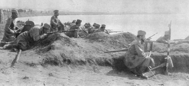Србски војници мотре на реку 1915. године у Београду