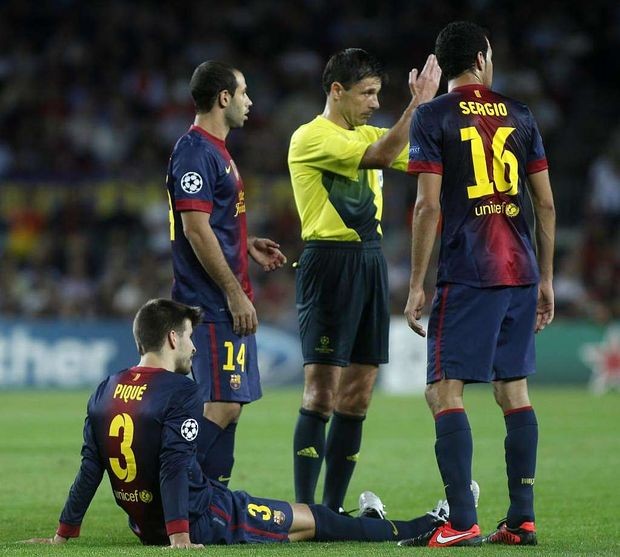 Мажић окружен играчима Барселоне