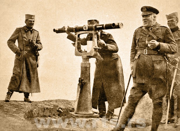 Александар Карађорђевић и адмирал Ернест Трубриџ  у Београду 1915. Године приликом одмеравања удаљености непријатељских положаја