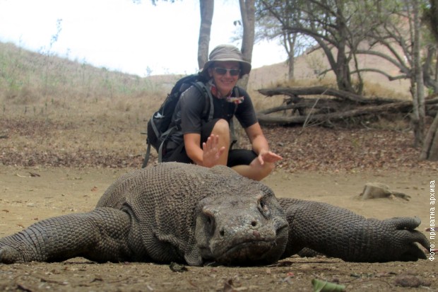 Snežana u društvu komodo zmaja, Komodo nacionalni park Indonezije Snežana u društvu komodo zmaja, Komodo nacionalni park Indonezije