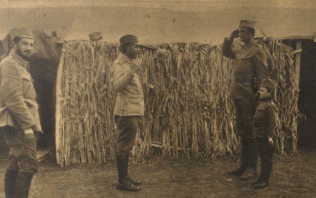 Каплар М. Гаврић и војник Милош Мишовић рапортирају мајору Стевану Туцовићу на Кајмакчалану у јесен 1916. године, на Момчиловој левој руци се види сат поклон др Арчибалда Рајса
