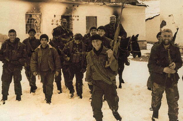 Насер Орић са саборцима после напада на Кравицу јануара 1993. године