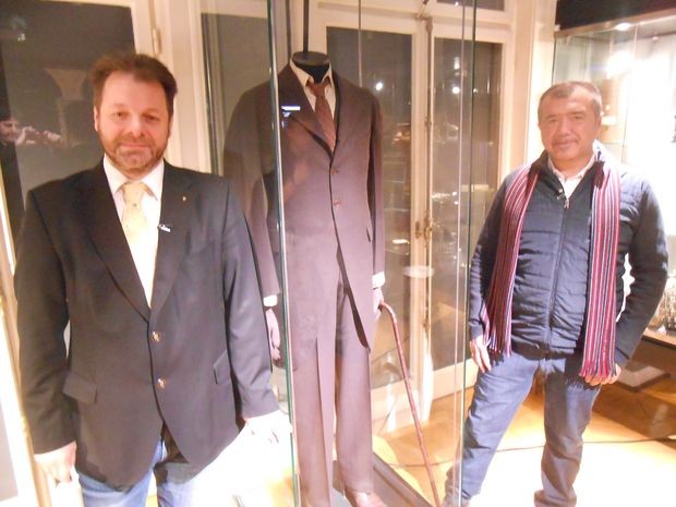 Александар Гаталица и Владимир Пиштало крај Теслиног фрака